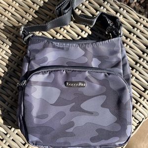 NWT Baggallini Joey Bagg Crossbody Bag in Grey Camouflage (NWOT)